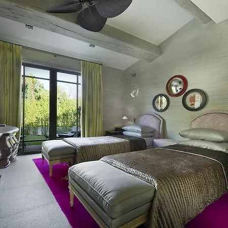 Overlooking The Sea Is Ideally Located In The Private Secure Area Saint-Tropez