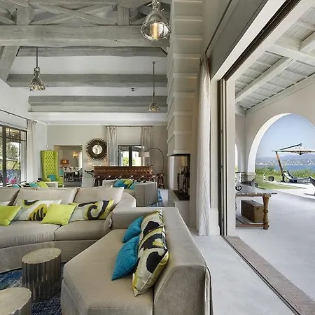 Villa Overlooking The Sea Is Ideally Located In The Private Secure Area Saint-Tropez