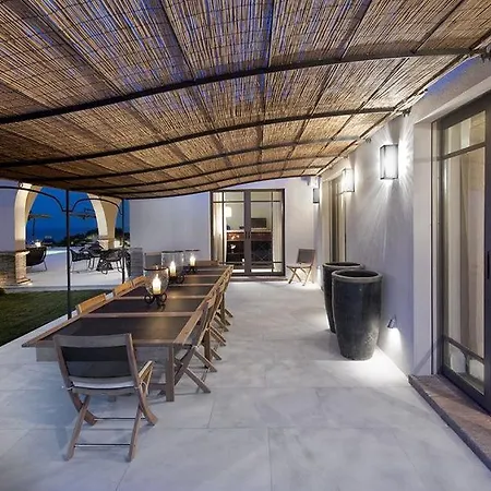 Overlooking The Sea Is Ideally Located In The Private Secure Area Saint-Tropez