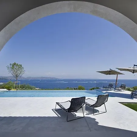 Overlooking The Sea Is Ideally Located In The Private Secure Area Villa *