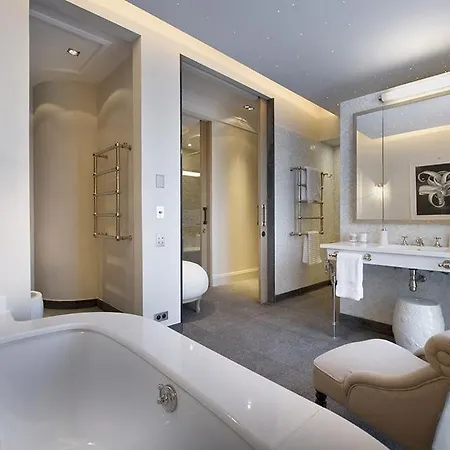 Overlooking The Sea Is Ideally Located In The Private Secure Area Saint-Tropez